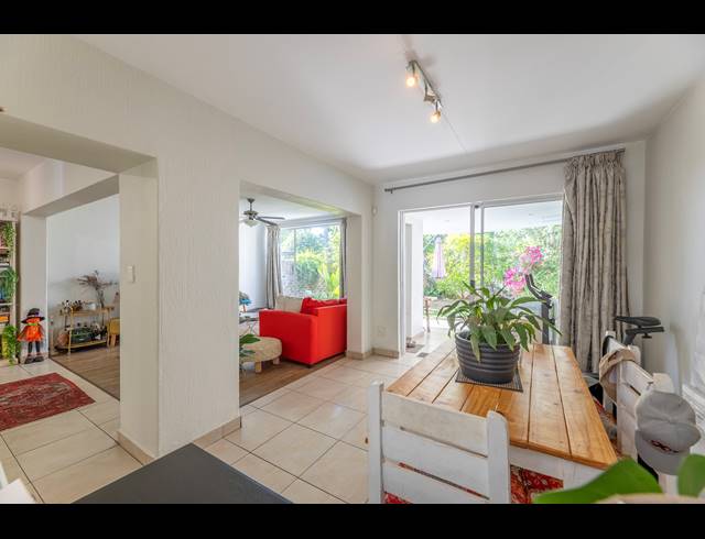 3 BEDROOM APARTMENT FOR SALE IN BRYANSTON